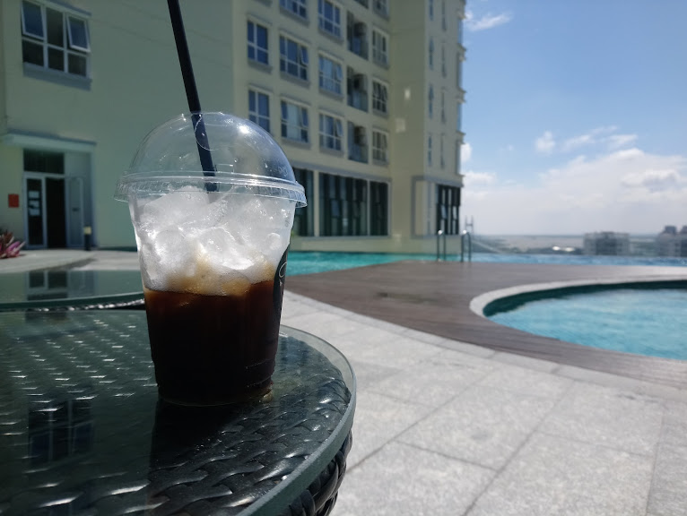 プールでベトナムコーヒーをいただく