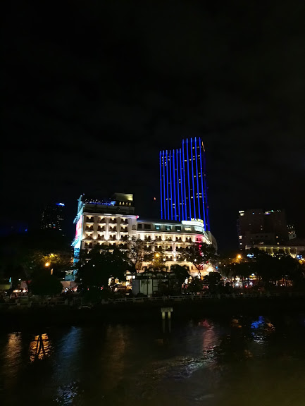 サイゴン川からマジェスティックホテルの眺め